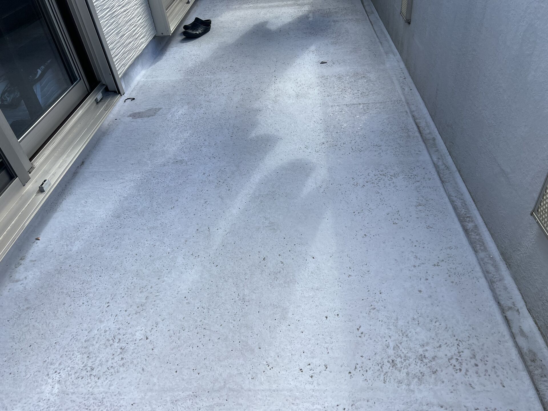 【厚木市×外壁塗装】🏠 住宅に多いFRP防水、劣化を放置するとどうなる？